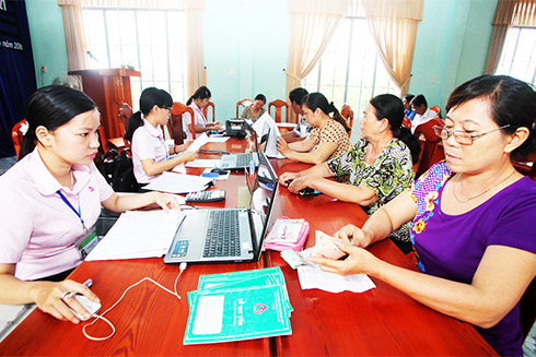Phòng giao dịch Ngân hàng Chính sách xã hội huyện Diên Khánh giải ngân nguồn vốn tại cấp xã.