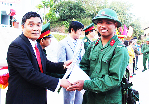 Lãnh đạo huyện Khánh Sơn luôn quan tâm đặc biệt đối với các thanh niên lên đường thực hiện nghĩa vụ quân sự.