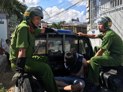 Cảnh sát 113 khống chế thanh niên ngáo đá, đưa về Công an xã Vĩnh Ngọc