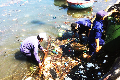 Để biển đảo sạch sẽ, công nhân không ngại ngâm người vớt rác.