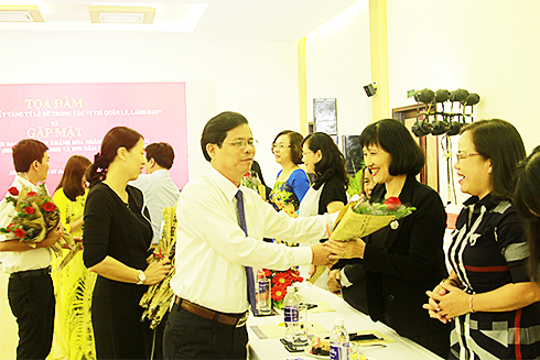 Nguyễn Tấn Tuân tặng hoa chúc mừng các đại biểu nữ.