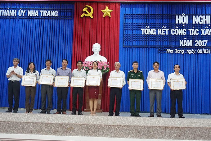 Ông Trần An Khánh trao giấy khen cho các tổ chức cơ sở đảng.