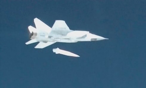 Máy bay chiến đấu Nga mang theo tên lửa. (Ảnh: theguardian)