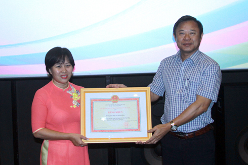 Ông Lê Văn Hoa – Phó Giám đốc Sở Văn hóa và Thể thao thừa ủy quyền của Bộ Văn hóa, Thể thao và Du lịch trao bằng khen cho lãnh đạo Trung tâm Điện ảnh tỉnh.