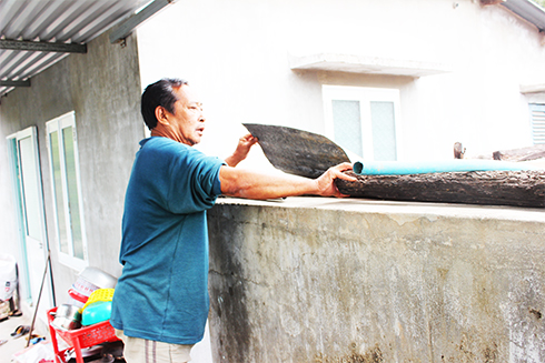 Ông Phạm Ngọc Thành phải xây bể xi măng để hứng nước mưa và chứa nước mua từ xe bồn.