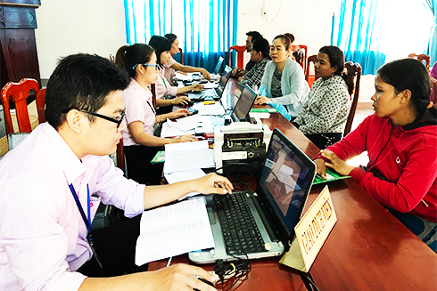 Cán bộ, nhân viên Phòng Giao dịch Ngân hàng  chính sách xã hội Cam Lâm giao dịch với người dân.