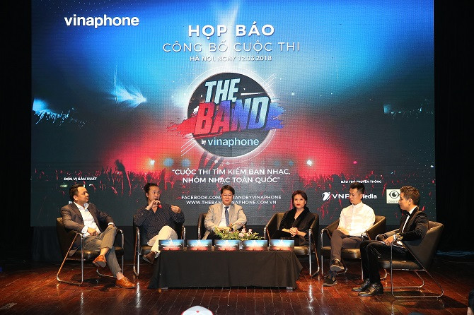 Trưởng BGK, nhạc sĩ Lê Minh Sơn (thứ hai từ trái sang) trong buổi phát động cuộc thi “The Band by Vinaphone”.