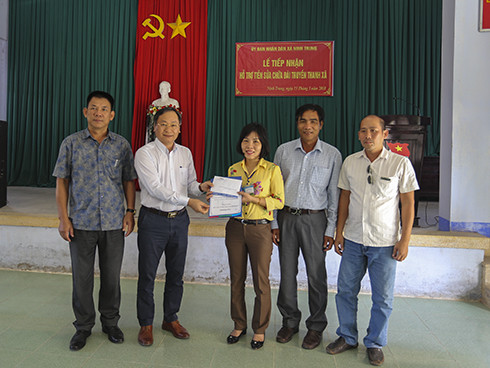 Ông Nguyễn Đắc Tài trao hỗ trợ cho đại diện xã Ninh Trung, Ninh Hòa.