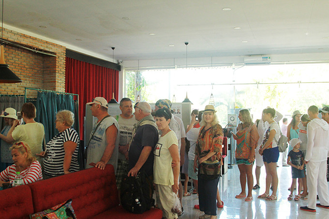 Nhiều cử tri Nga có mặt tại điểm bỏ phiếu vào thời điểm mở cửa.