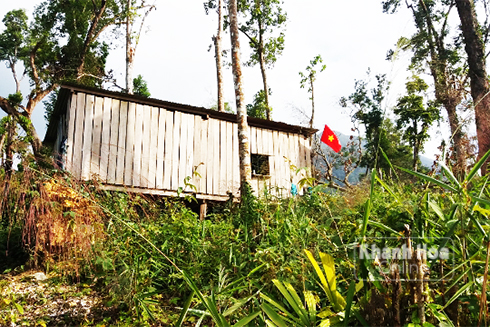 Lán trại hoành tráng của lực lượng chức năng xã Khánh Thành được dựng kiên cố ngay trong trung tâm bãi quặng. 
