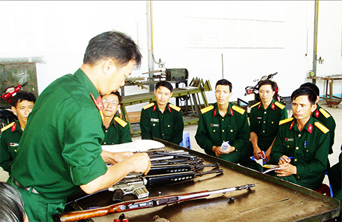 Đại úy chuyên nghiệp Nguyễn Minh Đức hướng dẫn tháo lắp vũ khí.
