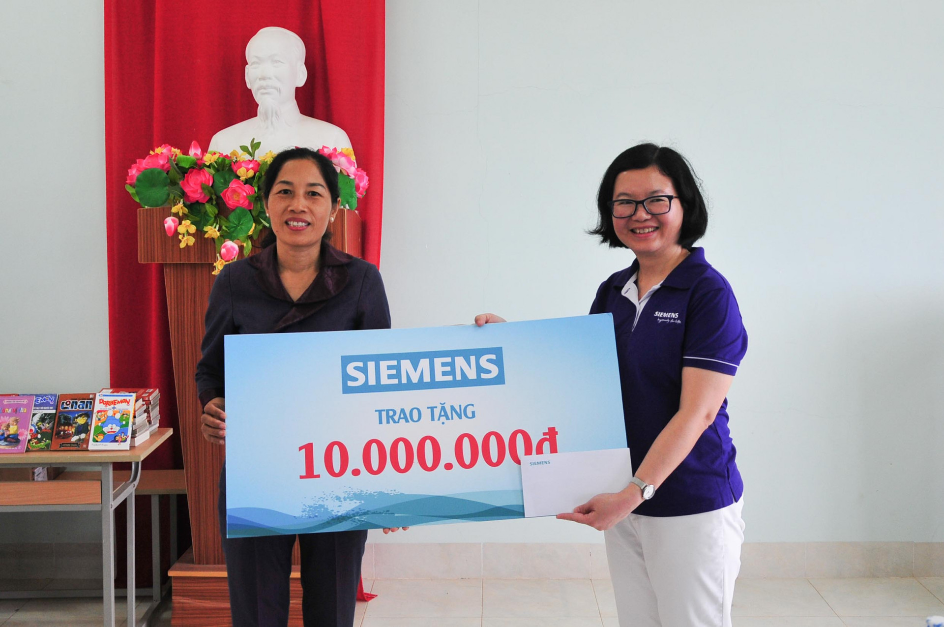 Đại diện Công ty TNHH Siemens trao tiền hỗ trợ cho Trường Tiểu học Khánh Hoà - Jeju
