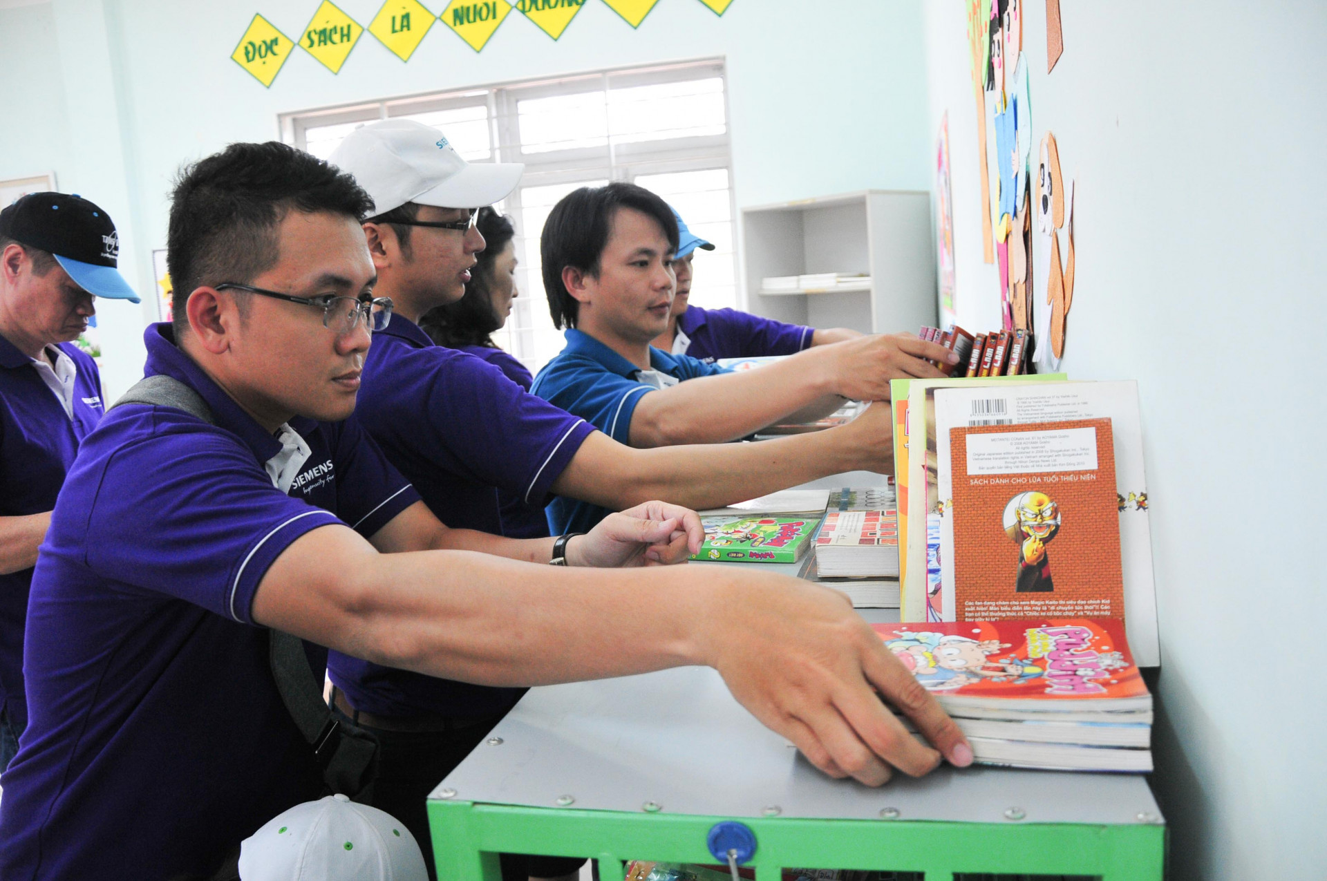 Các nhân viên Công ty TNHH Siemens sắp xếp sách cho thư viện Trường Tiểu học Khánh Hoà - Jeju