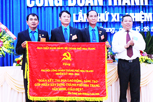 Đại diện Thành ủy Nha Trang tặng bức trướng cho Liên đoàn Lao động thành phố.