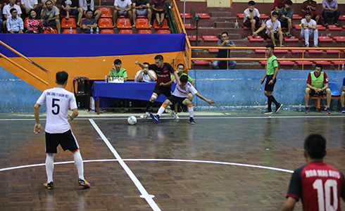 Các cầu thủ của hai đội TCT Khánh Việt và Hoa Mai Auto trong trận chung kết giải.