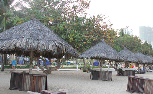 Bãi biển Nha Trang dày đặc dù nghỉ mát.