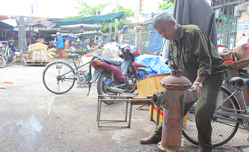Hơn chục năm qua, ụ cấp nước chữa cháy của chợ Ga Vĩnh Thạnh không có nước.