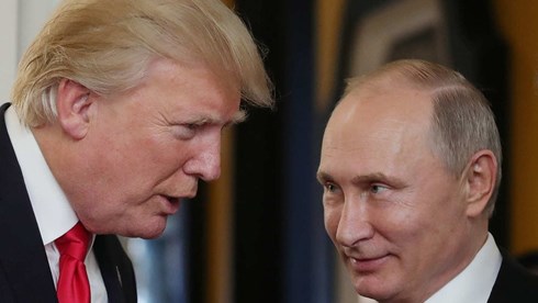 Tổng thống Mỹ Donald Trump (trái) và Tổng thống Nga Vladimir Putin trong một lần gặp. Ảnh: Reuters.