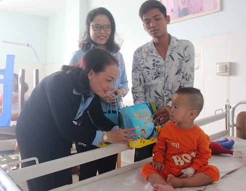 Đại diện Công ty Cổ phần Nước giải khát Sanest Khánh Hòa trao quà cho bệnh nhân nhi.
