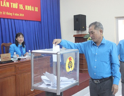 Các đại biểu bỏ phiếu thông qua các nội dung chuẩn bị Đại hội X Công đoàn Khánh Hòa.