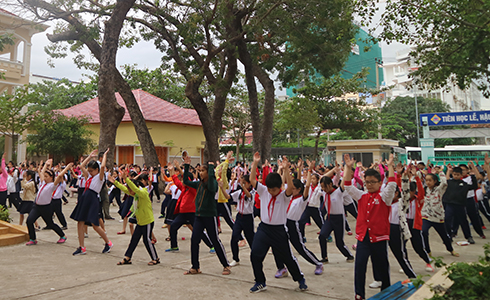 Thể dục giữa giờ tại Trường Tiểu học Lộc Thọ (TP. Nha Trang).