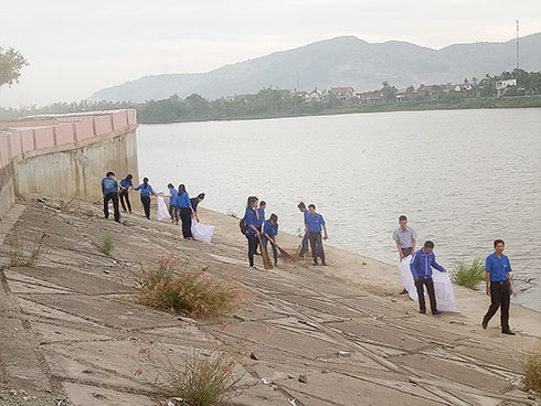 Ra quân dọn dẹp vệ sinh môi trường  khu vực Đài tưởng niệm cầu Thành và sông Cái.