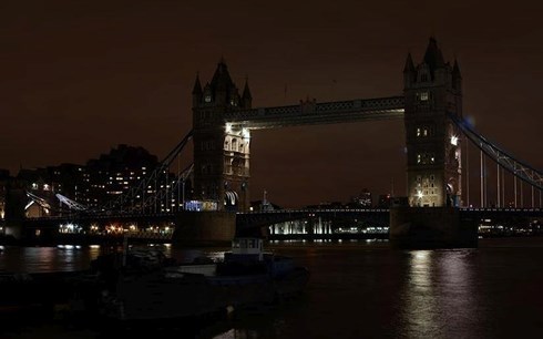 Thủ đô London, Anh chìm trong bóng tối trong Giờ Trái Đất. Ảnh: AP