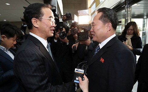 Đại diện cấp cao Hàn Quốc và Triều Tiên gặp nhau tại làng đình chiến Bàn Môn Điếm. Ảnh: Yonhap