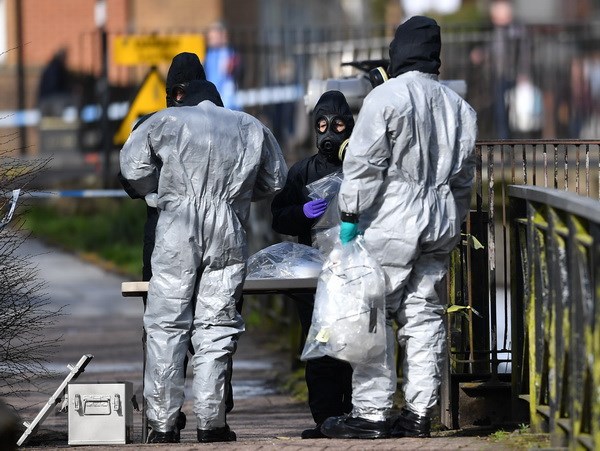 Cảnh sát Anh thu thập các bằng chứng sau vụ cựu điệp viên hai mang người Nga Sergei Skripal cùng con gái bị đầu độc tại thành phố Salisbury ngày 16/3. (Nguồn: AFP/TTXVN)