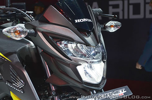Honda CB Hornet 160R 2018 với đồ họa được làm mới, cụm đèn pha LED phân tầng, đèn hậu LED hình chữ X, cặp mâm hợp kim 5 chấu và đồng hồ hiển thị điện tử.