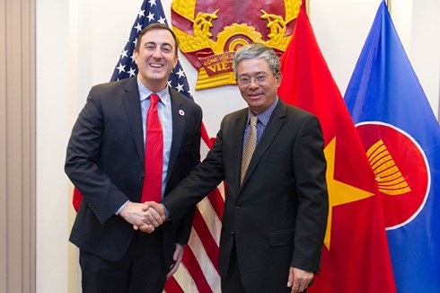 Đại sứ Việt Nam tại Hoa Kỳ Phạm Quang Vinh (phải) mới đây đã tiếp Phó Chủ tịch Hội Chữ thập đỏ Hoa Kỳ Jono Anzalon (trái).