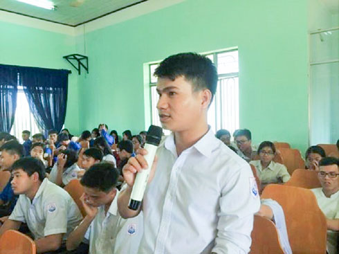 Sinh viên Trường Cao đẳng Kỹ thuật Công nghệ Nha Trang  nêu kiến nghị với lãnh đạo nhà trường. 
