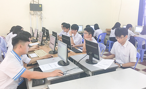 Học sinh thi nghề Tin học tại Trung tâm Giáo dục Thường xuyên và Hướng nghiệp tỉnh.
