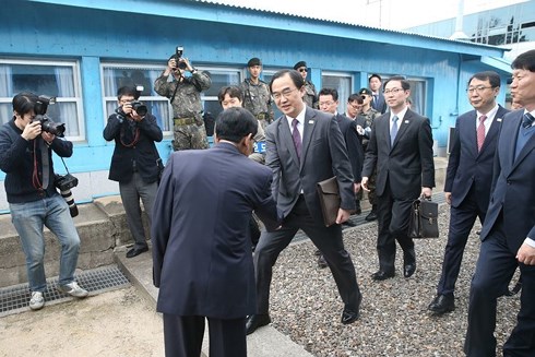 Bộ trưởng thống nhất của Hàn Quốc Cho Myoung-gyon, đã vượt qua tuyến phân giới cắm mốc tại Bàn Môn Điếm để gặp gỡ các nhà đàm phánTriều Tiên ngày 29/3. Ảnh: NY Times.
