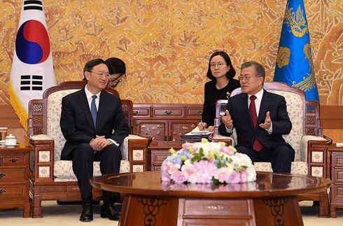 Ông Dương Khiết Trì (trái) trong cuộc gặp Tổng thống Hàn Quốc Moon Jae-in. Ảnh: Getty Images