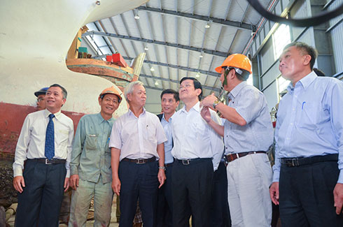 Nguyên Chủ tịch nước Trương Tấn Sang đến thăm Viện Nghiên cứu và Chế tạo tàu thủy, Trường Đại học Nha Trang.