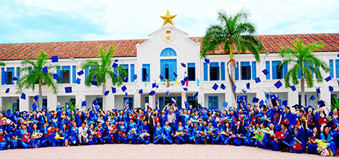 Sinh viên Trường Đại học Nha Trang trong lễ tốt nghiệp.