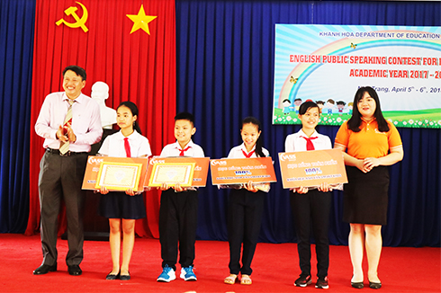 Đại diện Sở Giáo dục và Đào tạo trao giải nhất cho các thí sinh.