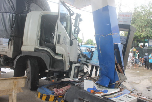 Sau va chạm xe khách, xe tải đã tông thẳng vào trạm xăng ven đường gây hư hỏng nặng