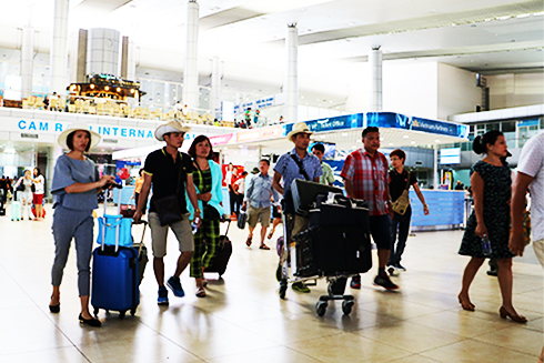 Du khách đến Cảng hàng không quốc tế Cam Ranh.