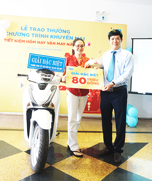 Ông Nguyễn Lượng - Giám đốc MB Khánh Hòa trao thưởng cho khách hàng trúng giải đặc biệt.