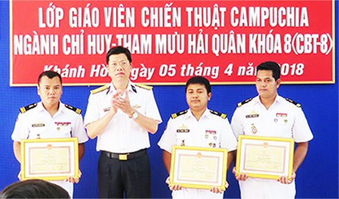 Lãnh đạo Học viện Hải quân trao giấy khen cho các học viên đạt loại giỏi.