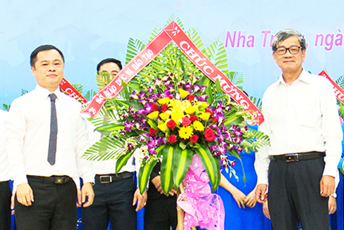 Đại diện Sở Giáo dục và Đào tạo (phải) tặng hoa chúc mừng  lễ ra mắt Tanico chi nhánh Khánh Hòa. 