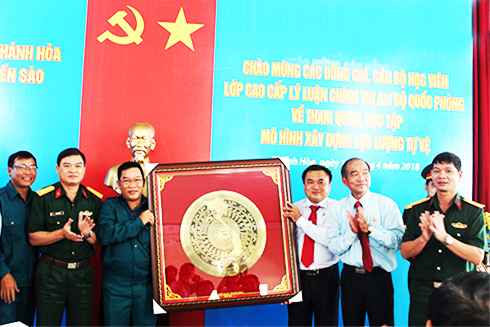 Đoàn công tác tặng quà lưu niệm cho Công ty Yến sào Khánh Hòa.  