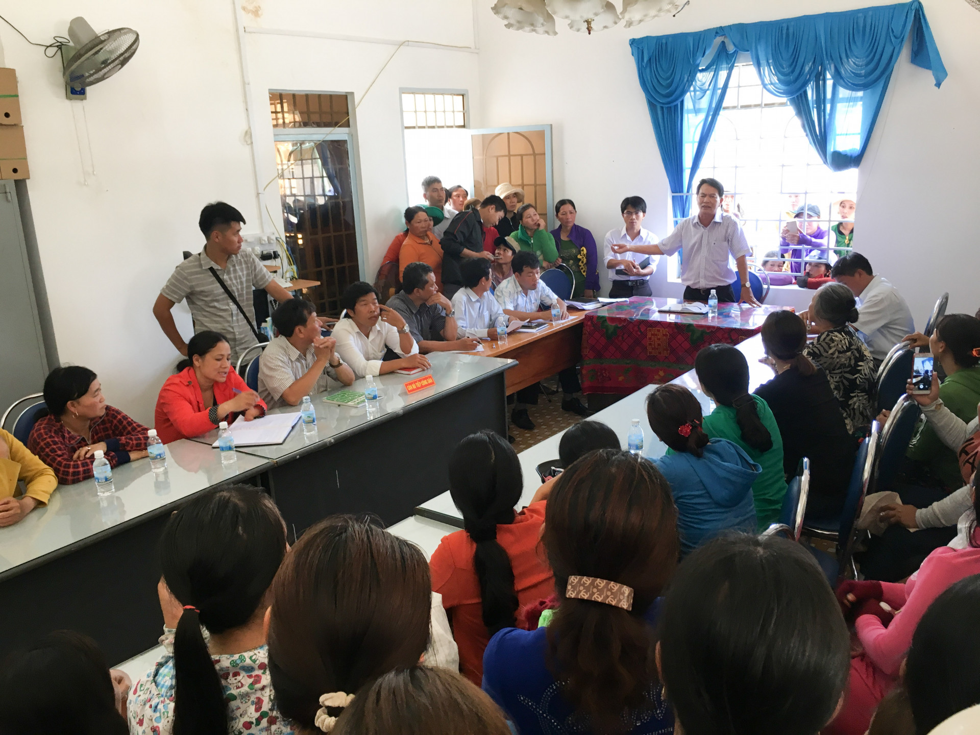 Lãnh đạo huyện Vạn Ninh tổ chức họp khẩn, đối thoại với người dân