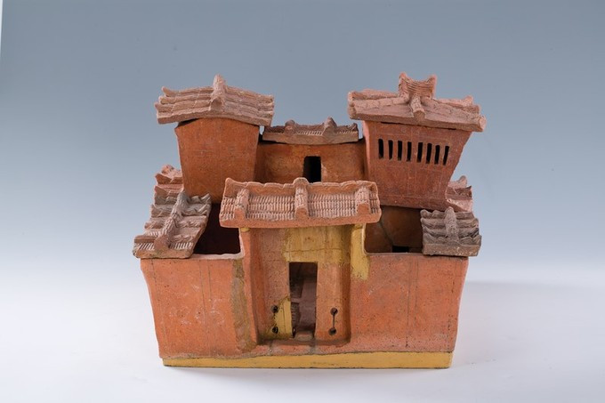 Mô hình nhà tìm thấy trong ngôi mộ gạch thế kỷ 1 - 3, là báu vật khảo cổ học Việt Nam 10 thế kỷ đầu công nguyên.