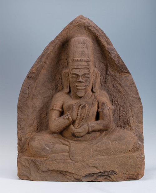 Phù điêu tu sĩ thuộc nền văn hóa Chămpa (192-1471) cùng nhiều hiện vật khác phản ánh những nét sinh hoạt trong xã hội Chămpa xưa, từ đời thường đến tôn giáo và cung đình.
