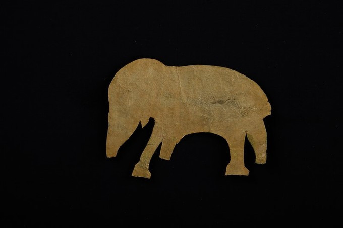 Mảnh vàng hình voi thuộc Nhóm hiện vật thuộc di tích Cấm Mít - Đà Nẵng do Bảo tàng lịch sử quốc gia khai quật năm 2012.