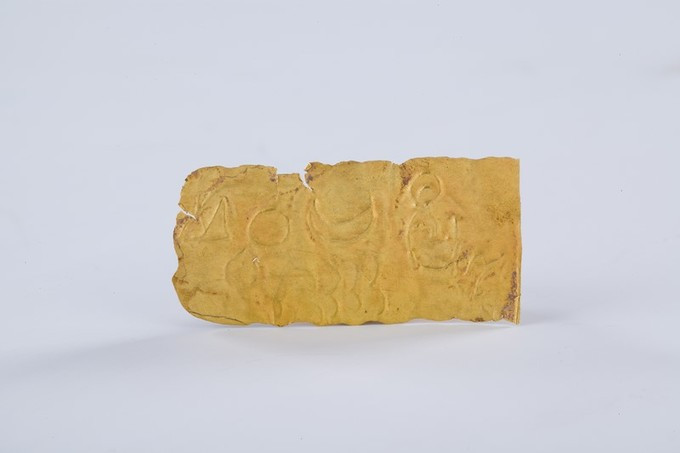 Mảnh vàng trang trí mặt trời có niên đại thế kỷ III - thế kỷ VI. Khai quật tại Gò Tháp (Đồng Tháp) năm 1993.