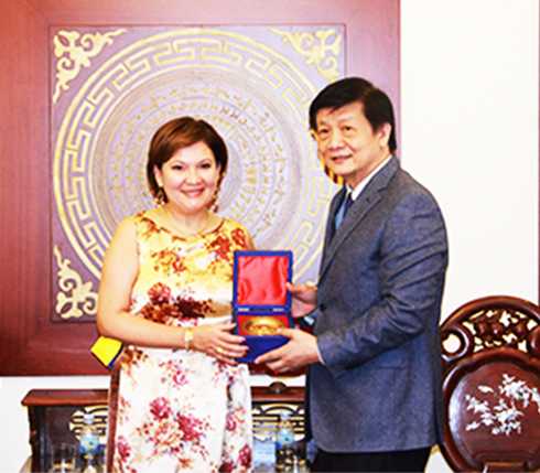 Ông Trần Sơn Hải tặng quà lưu niệm cho bà Claudia Liliana Zambrano Naranjo.